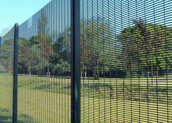 Zielona siatka antypoślizgowa 358 Galfan 358 Siatka ogrodzeniowa zapewniająca wyższy poziom bezpieczeństwa