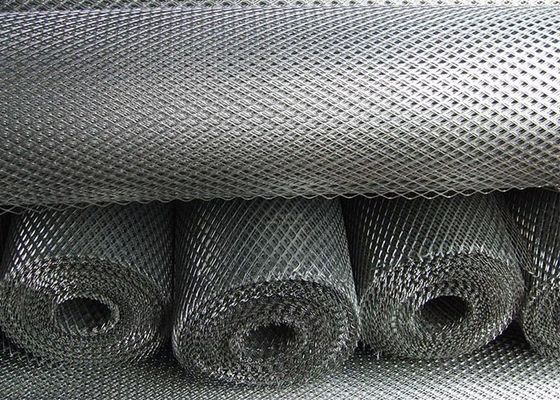 Rozszerzona listwa metalowa zapewnia wzmocnienie ścian i zapobiega pękaniu podczas tynkowania sufitów ściennych