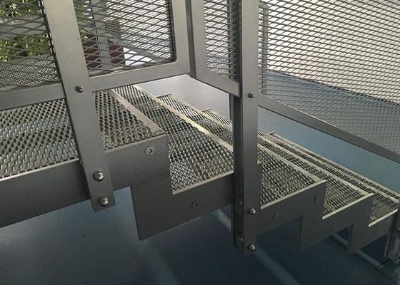 Rozszerzony metalowy bieżnik schodowy z antypoślizgowością i dużą nośnością zapewnia duże bezpieczeństwo pieszym chodzącym po schodach