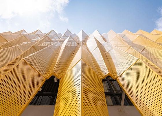 Perforowana metalowa fasada budynku połączenie funkcji i estetyki dla architektonicznego projektu elewacji