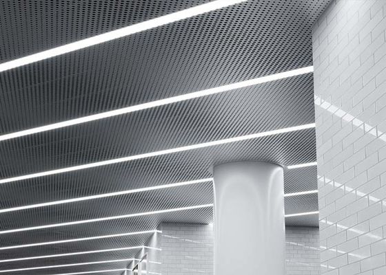 Perforowany sufit metalowy – gładki i monolityczny wygląd do modernizacji lub nowej konstrukcji