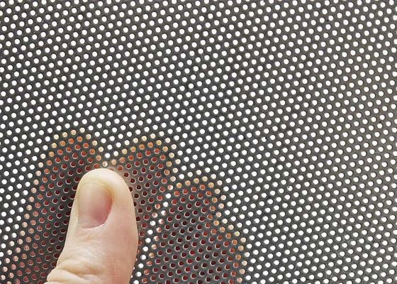 Perforowany metal z mikrootworami wykonany przez wykrawarkę CNC Wysoka prędkość, precyzja i małe otwory