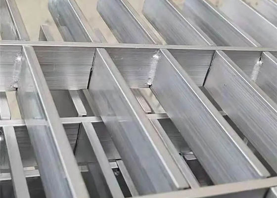 Kratka aluminiowa - lekka, o dużej nośności i wytrzymałości do dekoracji wnętrz i na zewnątrz