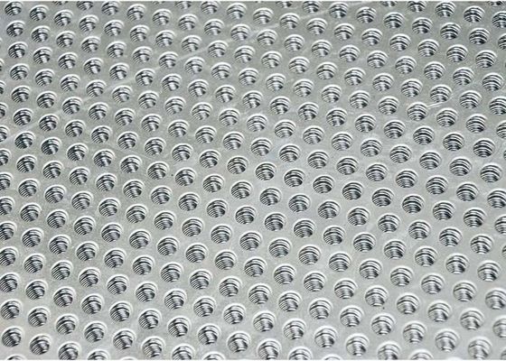 Płyty metalowe zperforowane w środku ASTM B209 Standardowe różne materiały Obszary otwarte 5% - 79%