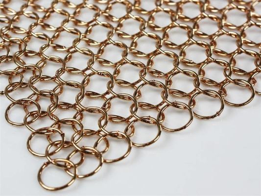 Metalowa kurtyna - różne opcje stylu, modne i funkcjonalne na balkony i zasłony, sufity, przegrody