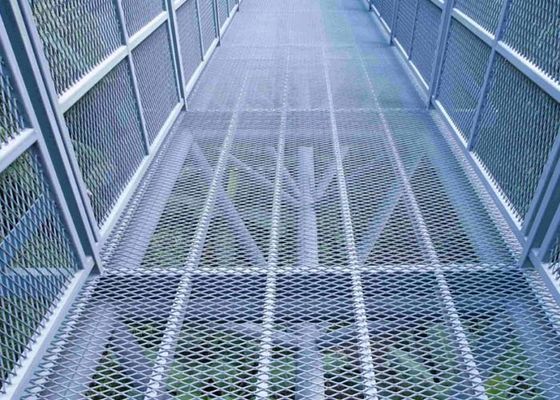 Rozszerzony metalowy chodnik - sztywny, antypoślizgowy i bezpieczny dla projektów budowlanych