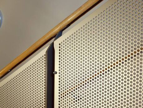 Rozszerzona perforowana siatka metalowa o wysokiej wytrzymałości, elastyczna konstrukcja, odpowiednia do ogrodzeń ochronnych i systemów wentylacyjnych