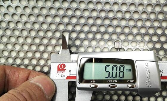 Precyzyjnie cięte perforowane ekrany metalowe, idealne do paneli akustycznych i systemów filtracji powietrza w budynkach komercyjnych