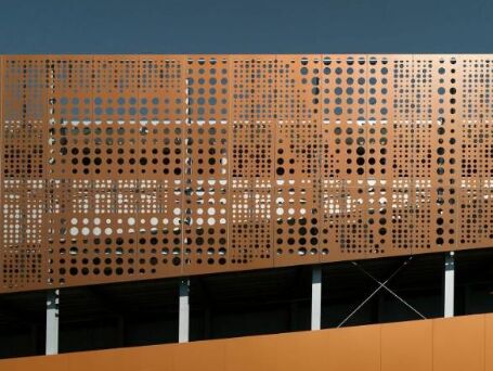 Aluminiowa siatka perforowana lekki mocny materiał idealny do wentylacji, ekranowania i barier ochronnych